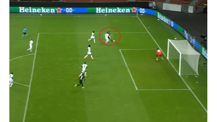 Alario le pegó sin ángulo y clavó un golazo para el Leverkusen