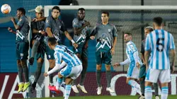 Ni con el mejor gol de tiro libre de la semana Racing pudo ganar el grupo