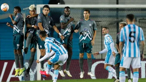 Ni con el mejor gol de tiro libre de la semana Racing pudo ganar el grupo