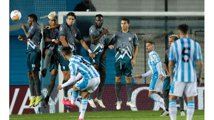 Ni con el mejor gol de tiro libre de la semana Racing pudo ganar el grupo