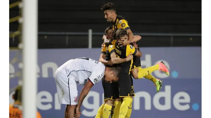De locos: Peñarol jugó un partido épico con Paranaense y no sirvió para nada