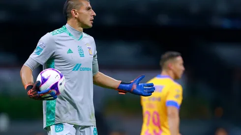 Guzmán es captado cantando con la barra de Tigres.