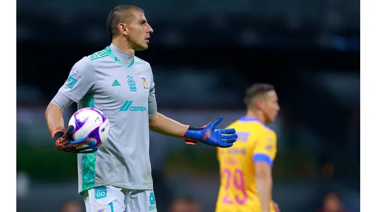 Guzmán es captado cantando con la barra de Tigres.