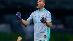 Nahuel Guzmán, el que ataja penales arrodillado.