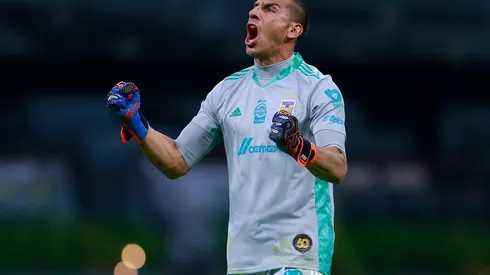 Nahuel Guzmán, el que ataja penales arrodillado.