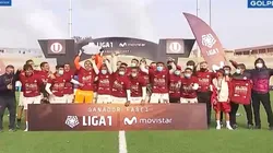 Universitario levantó la Copa terminando el encuentro.