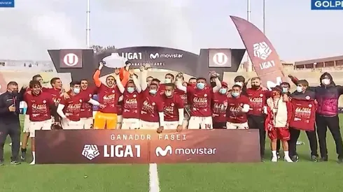 Universitario levantó la Copa terminando el encuentro.