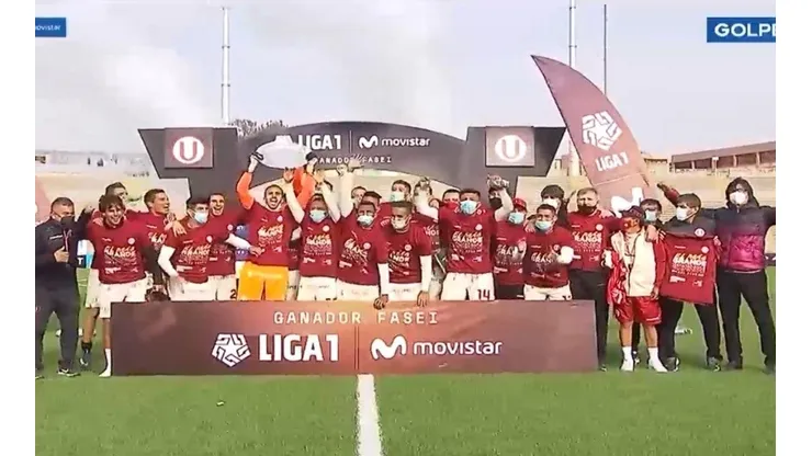 Universitario levantó la Copa terminando el encuentro.
