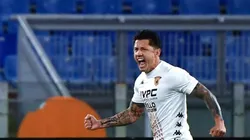 Gianluca Lapadula estuvo atento al rebote de penal.