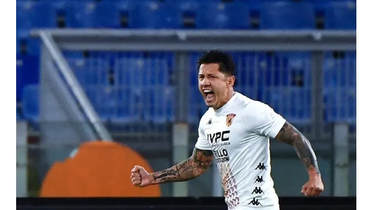 Gianluca Lapadula estuvo atento al rebote de penal.