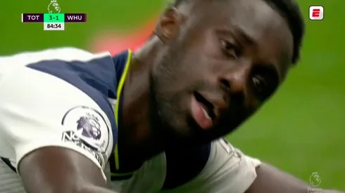 La frustración de Dávinson Sánchez tras anotar un autogol contra West Ham.