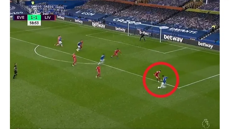 Uno de los pases de James que se robó el show en el derbi de Merseyside.