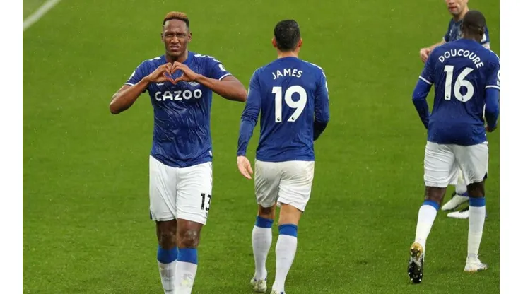 Yerry Mina está disponible para jugar el derbi de Merseyside.