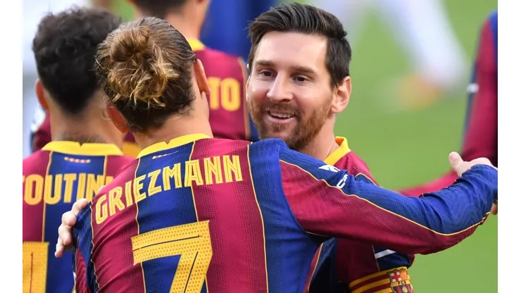 Lionel Messi y Antoine Griezmann celebrando un gol con el Barcelona (Getty Images)