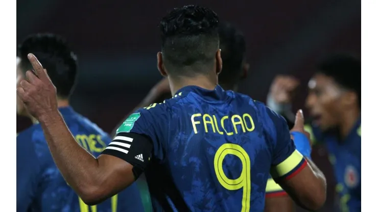 El emotivo festejo de Radamel Falcao tras conseguir su gol 35 con la camiseta de Colombia.