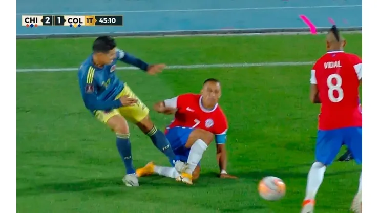 La dura entrada de James Rodríguez sobre Alexis Sánchez en el Chile vs. Colombia.