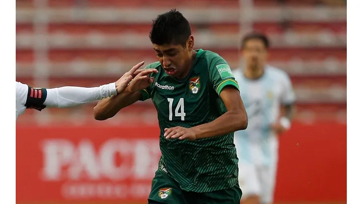 Qué moral: un jugador de Bolivia quiso dibujar un pase 'no look' e hizo el ridículo