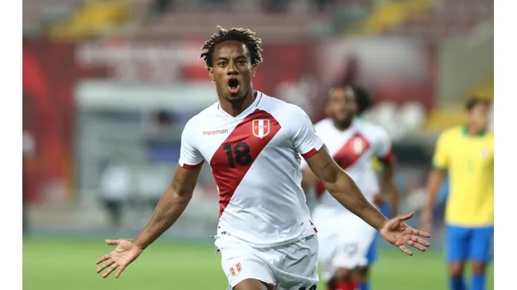 Carrillo la agarró en primera desde fuera del área.
