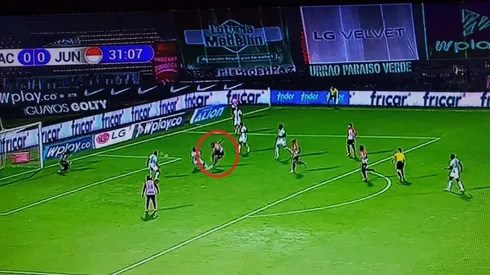 Rápida revancha de Borja: a pura fuerza ganó en el área y la mandó a guardar