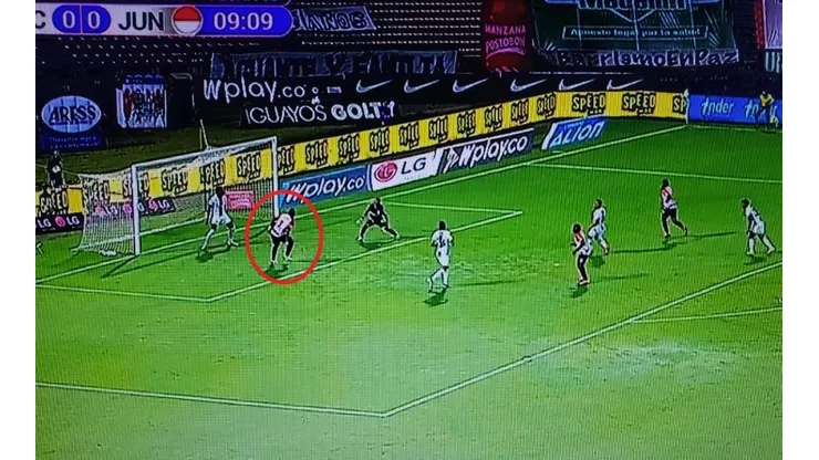Nadie lo puede creer: Miguel Borja, debajo del arco, falló el gol para Junior