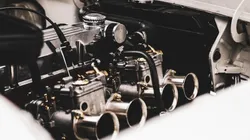 ¿Cuándo se enciende el motor eléctrico en un auto híbrido?