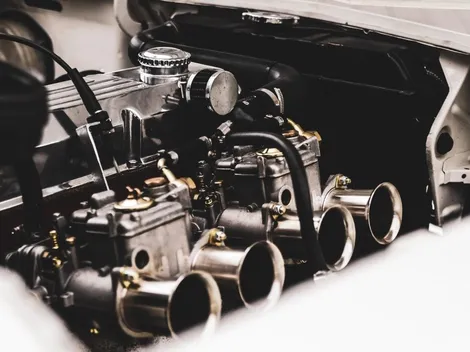 ¿Cuándo se enciende el motor eléctrico en un auto híbrido?