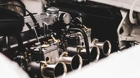 ¿Cuándo se enciende el motor eléctrico en un auto híbrido?