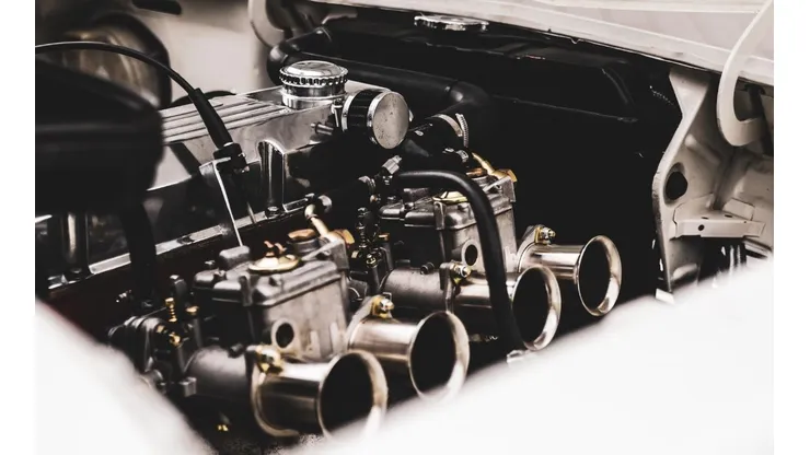 ¿Cuándo se enciende el motor eléctrico en un auto híbrido?