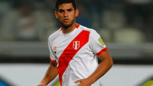 Carlos Zambrano solo fue amonestado por dura falta a Miguel Almirón.