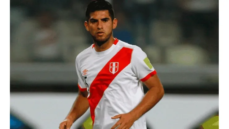 Carlos Zambrano solo fue amonestado por dura falta a Miguel Almirón.