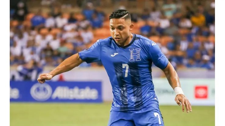 Emilio Izaguirre de Honduras controla el balón durante un partido (Getty).