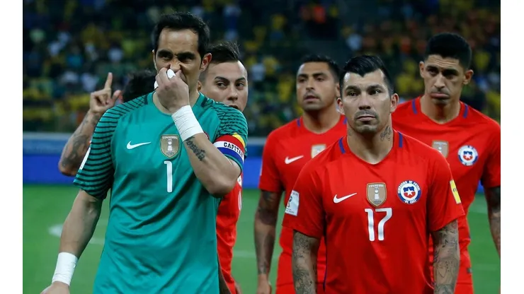 Los picantes tuits de Medel y Bravo contra Conmebol después de Uruguay-Chile