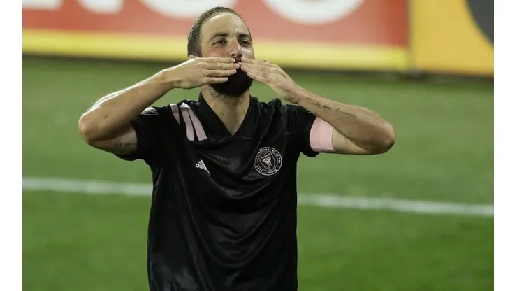 Higuaín marcó un golazo de tiro libre.