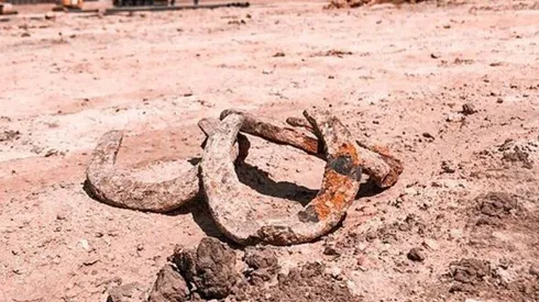 Aparecieron tres herraduras de más de 120 años en el Monumental