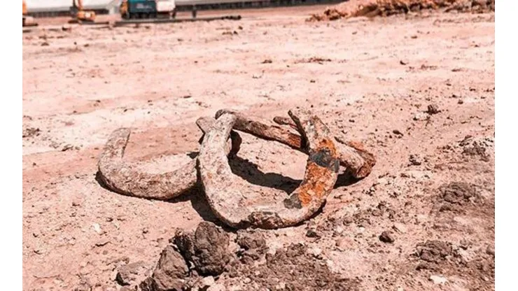 Aparecieron tres herraduras de más de 120 años en el Monumental