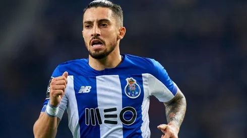 Alex Telles defendiendo la camiseta de Porto.