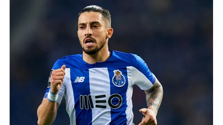 Alex Telles defendiendo la camiseta de Porto.
