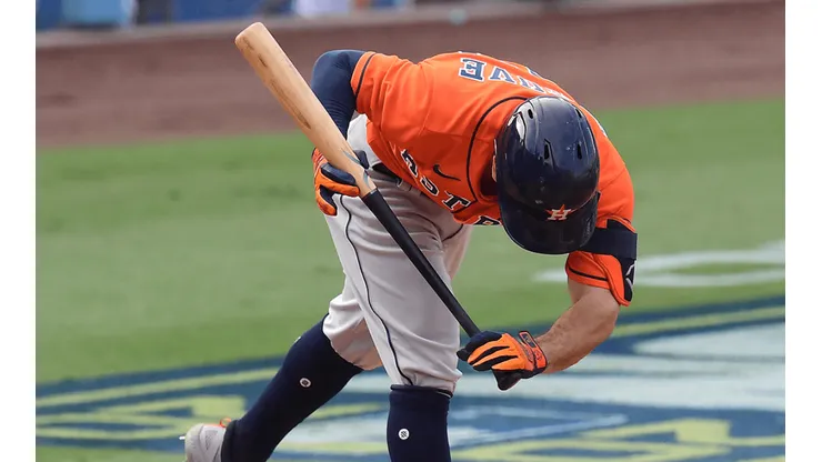 José Altuve recibe pelotazo contra los Athletics