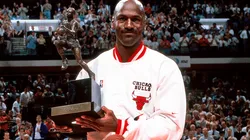 Michael Jordan con uno de sus cinco MVP'S