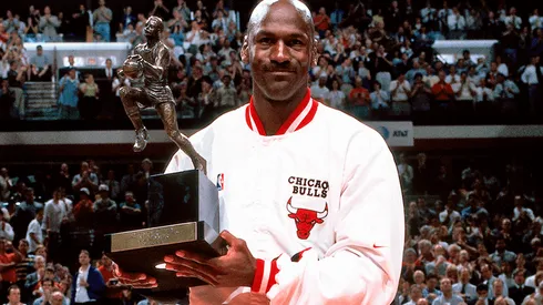Michael Jordan con uno de sus cinco MVP'S