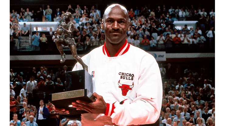 Michael Jordan con uno de sus cinco MVP'S