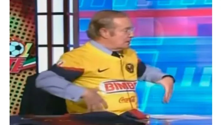 José Ramón Fernández se puso la playera del América como pago de una apuesta con el 'Piojo'.