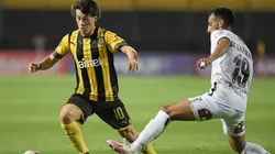 Facundo Pellistri con la camiseta de Peñarol.