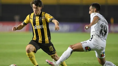 Facundo Pellistri con la camiseta de Peñarol.