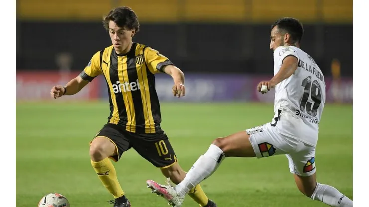 Facundo Pellistri con la camiseta de Peñarol.