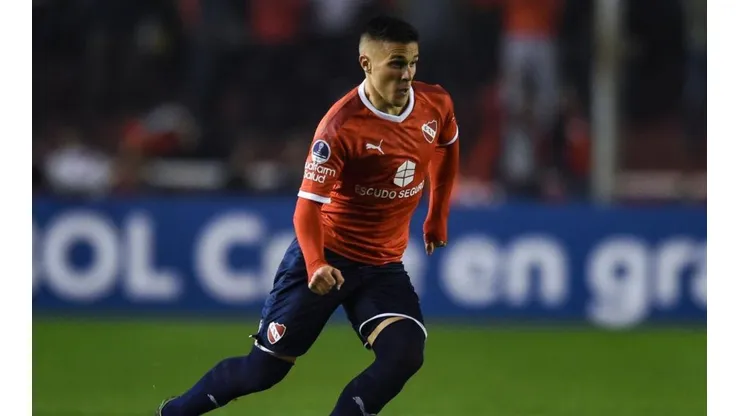 Fabricio Bustos durante un partido de Independiente.