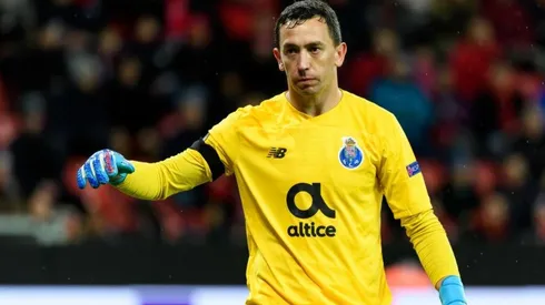 Agustín Marchesín en el arco de Porto.