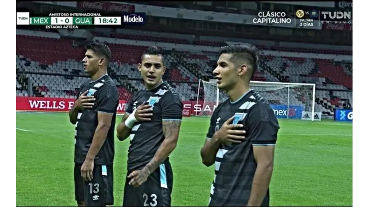 Chucho López se olvidó el himno de Guatemala y sus compañeros lo corrigieron