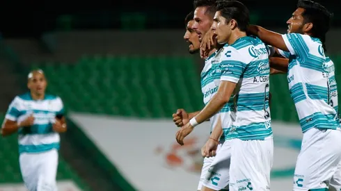 Santos Laguna presume jersey en conmemoración al cáncer de mama.