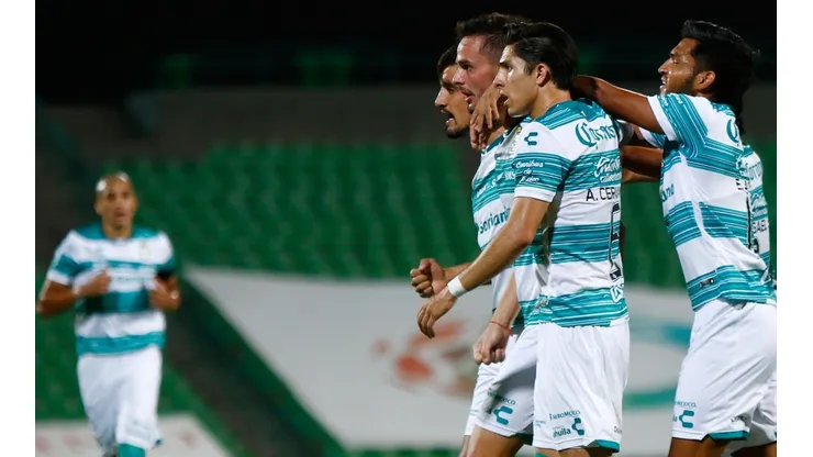 Santos Laguna presume jersey en conmemoración al cáncer de mama.